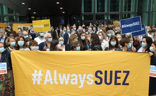 Des salariés de Suez manifestent à La Défense, devant le siège de leur entreprise, contre l'offre de Veolia, le 8 septembre 2020.