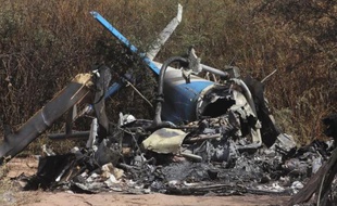 L'épave et les débris d'un des hélicoptères sur le site de l'accident, près de Villa Castelli, dans le nord-ouest de l'Argentine, le 10 mars 2015