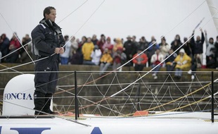 Le 9 novembre 2008, Dejoyeaux s'avance devant la foule des Sables d'Olonne. Après sa victoire en 2000-2001, le skipper de Port-la-Forêt prend pour la deuxième fois le départ de l'Everest des marins en solitaire. «Il y a 8 ans, je m’étais fixé de ne pas dépasser les 20 nœuds de moyenne par jour. Cette fois-ci, avec le plateau de furieux qu’on a, il sera certainement nécessaire d’aller plus vite que ça. On va passer le premier mois avec un caillou posé sur la pédale d’accélérateur!», prédit Desjoyeaux.