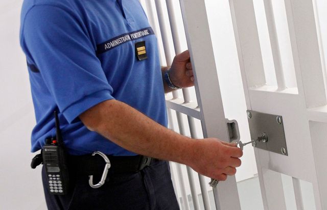 Les détenus souffrent de la chaleur dans les prisons françaises 640x410_trois-detenus-suicides-semaine-prison-bethune-illustration