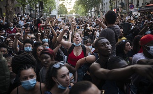 Plusieurs miliers de personnes se sont rassemblées à Paris pour dénoncer les violences policières, le 2 juin 2020.