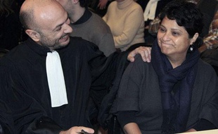 Richard Malka, un des avocats de la crèche et la directrice de l'établissement Baby Loup à Chanteloup-les-Vignes Natalia Baleato (D), patientent, le 13 décembre 2010 à Mantes-la-Jolie pour le jugement des prud'hommes.