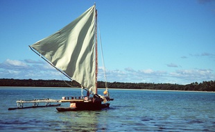 Une pirogue à balancier, en Nouvelle-Calédonie.