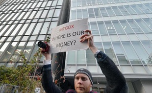 Un utilisateur des bitcoins manifeste devant le siège de MtGox à Tokyo le 26 février 2014