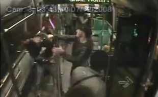 Capture d'écran de la vidéo qui montre une supposée agression dans un bus de nuit de la RATP