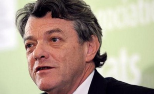 Jean-Louis Borloo, lors d'une conférence de presse à Paris, le 10 novembre 2010