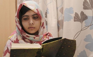 Malala Yousafzai, la jeune Pakistanaise blessée par balles par des talibans, a été opérée samedi "avec succès" du crâne, a indiqué dimanche une porte-parole de l'hôpital de Birmingham, dans le centre de l'Angleterre, où elle est suivie.