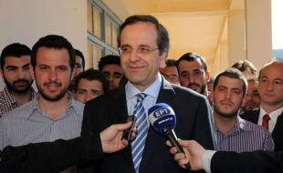 Le leader des conservateurs grecs Antonis Samaras s'attaquait lundi à la quadrature du cercle: former un gouvernement, sous l'oeil inquiet des marchés, avec le soutien de partis anti-austérité majoritaires au parlement, à l'issue d'un vote sanction historique contre le vieux système bipartite.