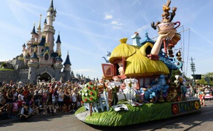 Des visiteurs lors de la parade le 6 août 2015 à Disneyland Paris à Marne-la-Vallée