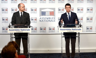 Le président du groupe PS à l'Assemblée Bruno Le Roux (à gauche) et le Premier ministre Manuel Valls le 21 septembre 2015.