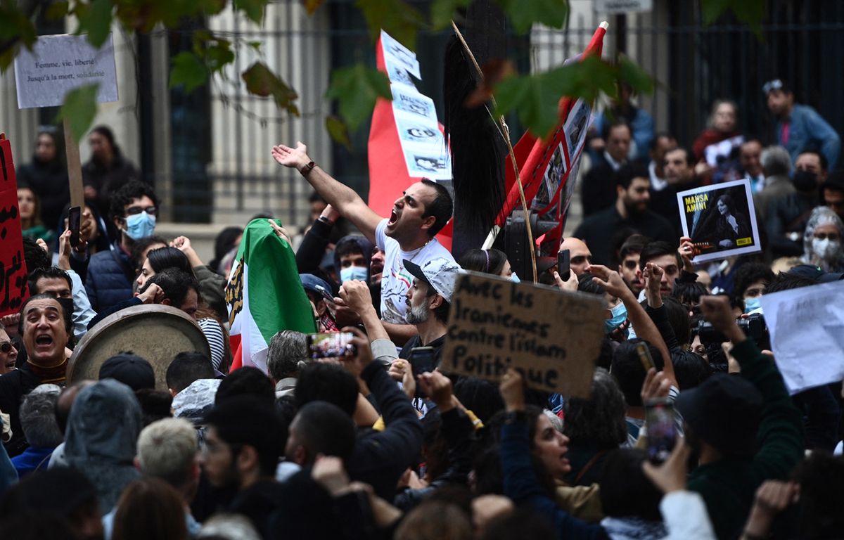 A Parigi vengono usati gas lacrimogeni per impedire ai manifestanti di raggiungere l’ambasciata iraniana