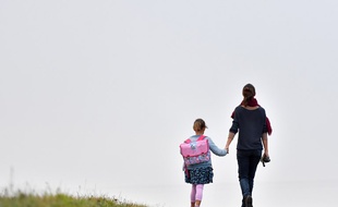 Une femme emmène sa fille à l'école (image d'illustration).
