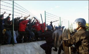 Adoptée le 23 janvier, la loi contre le terrorisme et "portant diverses dispositions de sécurité", permet aux préfets de prononcer des interdictions administratives de stade à l'encontre des supporteurs violents, sans attendre un éventuel jugement.