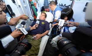 Le naufragé salvadorien José Salvador Alvarenga, installé dans une ambulance pour être conduit à l'hôpital de Santa Tecla, répond aux journalistes, le 11 février 2014 au Salvador