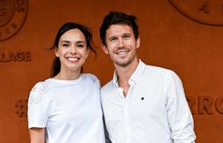 Marine Lorphelin aide une randonneuse lors d’une promenade en amoureux
