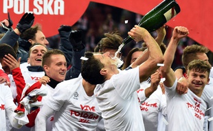 Robert Lewandowski fête la qualification de la Pologne, le 11 octobre 2015.