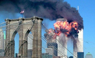 Les Twin Towers en feu après avoir été percutées par deux avions, le 11 septembre 2001.