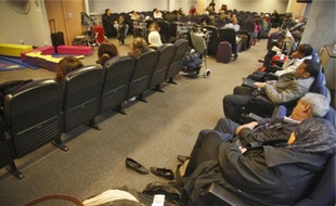 Les 85 passagers insoumis ont attendu leur vol hier dans les salons de l'aéroport.
