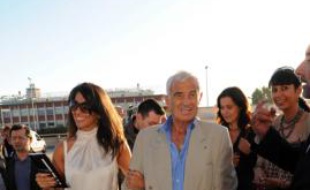 Jean-Paul Belmondo et Barbara Gandolfi arrivent au concert de Johnny Hallyday le 29 juin 2009.