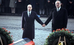 Le Président français François Mitterrand (à gauche) et le chancelier allemand Helmut Kohl (à gauche) scellent l'entente retrouvée à Verdun, le 22 septembre 1984.