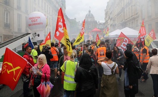 Une manifestation de cheminots de la SNCF devant le Sénat, mardi 29 mai, alors que la haute assemblée commençait l'examen de la réforme ferroviaire.