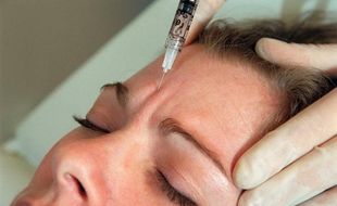 Injection de l'antirides Botox ou toxine botulique.