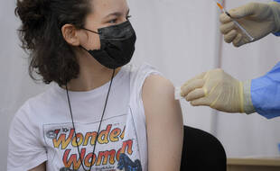 La Haute autorité de santé (HAS) a préconisé jeudi une ouverture par étapes de la vaccination contre le Covid-19 des adolescents.