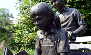 A Monroeville, Alabama, une statue représente les enfants héros du roman d'Harper Lee, Ne tirez pas sur l'oiseua moqueur
