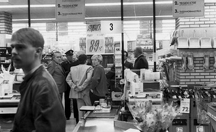 La police arrive au supermarché Delhaize d'Alost, en Belgique, le 9 novembre 1985. les tueurs de Brabant ont fait 8 morts et 9 blessés.