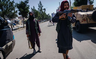 Des talibans réprimant des manifestations, à Kaboul le 8 septembre 2021.