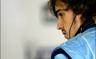 Fernando Alonso a jeté un voile d'incertitude sur sa saison 2006 et sur l'avenir de Renault en Formule 1 en annonçant qu'il quitterait ensuite l'écurie grâce à laquelle il est devenu le champion le plus précoce pour passer chez le grand rival de l'année écoulée McLaren-Mercedes.