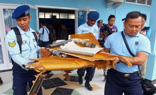 Des débris de l'avion d'AirAsia transportés par des militaires indonésiens le 2 janvier 2015 sur la base militaire de Pangkalan Bun