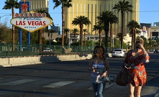 Deux festivalières près de l'hôtel-casino Mandalay Bay de Las Vegas