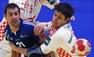 Michael Guigou victorieux avec l'équipe de France de handball face à la Croatie, lors de l'Euro 2010, à Vienne, en Autriche, le 31 janvier 2010.