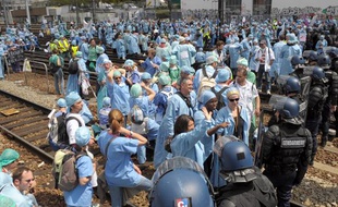 Des infirmiers-anesthésistes en grève à Paris en mai 2010.
