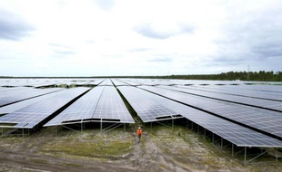 Un ouvrier marche sur le site de construction de la centrale photovoltaique de Cestas en Gironde, le 19 mai 2015