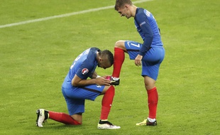 France's Antoine Griezmann, right, celebrates after scoring his side's fourth goal with teammate Dimitri Payet, left, during the Euro 2016 quarterfinal soccer match between France and Iceland, at the Stade de France in Saint-Denis, north of Paris, France, Sunday, July 3, 2016. (AP Photo/Michael Sohn)/VC120/336540921912/1607032208
