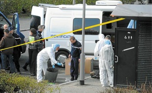 Des techniciens d'investigation criminelle ont investi lundi les lieux du drame.