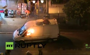 Capture d'écran d'une vidéo tournée à Athènes, où l'on peut voir un van brûler.