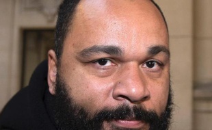 Le polémiste Dieudonné M'Bala M'Bala à Paris le 13 décembre 2013