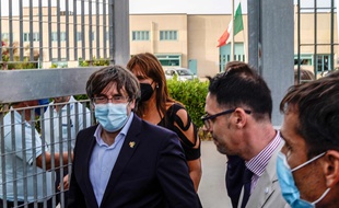 L'ancien président catalan Carles Puigdemont sort de prison vendredi 24 septembre 2021 en Sardaigne.