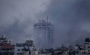 Des volutes de fumée sont visibles après un raid israélien dans la bande de Gaza, le 5 mai 2019.