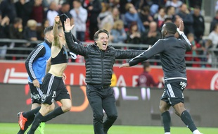 L'entraîneur d'Amiens, Christophe Pélissier, jubile après la victoire à Reins, lors de la dernière journée de Ligue 2.