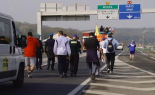 Les sidérurgistes de l'usine ArcelorMittal de Florange marchent en direction de Paris
