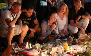Hommage aux victimes de l'attentat de Nice le 15 juillet sur la Promenade des Anglais.