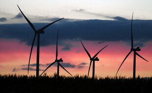 Un champ d'éoliennes à Conlie, près du Mans.