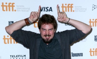 Le metteur en scène américain Adam Wingard est l'un des artisans du troisième opus du Projet Blair Witch.