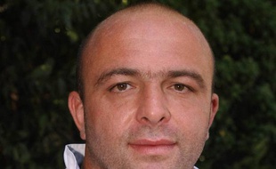L'Union Bordeaux-Bègles (Top 14) a indiqué samedi que Laurent Armand, entraîneur des avants victime le 2 janvier d?un accident vasculaire cérébral (AVC), était "sorti de l'état de coma avec situation d'éveil et réactivité orientée" mais resté "toujours intubé ventilé"