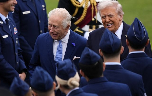 Tout sourire, le roi Charles III et le président américain Donald Trump s’entretiennent avec des militaires.