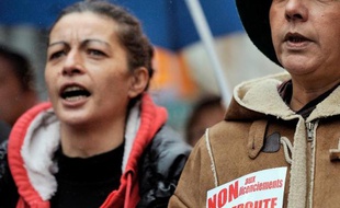 Quelque 1.200 salariés de La Redoute, selon la police et les syndicats, ont défilé jeudi à Lille pour protester contre la suppression d'au moins 700 emplois lors d'une cession prochaine et demander des garanties au groupe Kering, leur actionnaire.